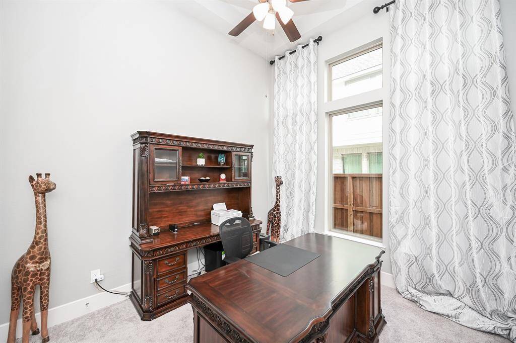 This fully carpeted room on the 1st floor is perfect as a home office/study, with tremendous space for sizeable pieces and pure natural light.