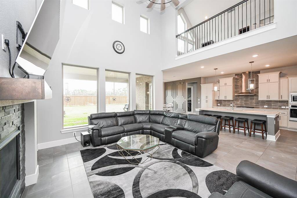 This spectacular view, linking living and kitchen areas, is testimony to the incredible spatial nature of the most successful kind of open floor plan. Quite simply, folks relax, lounge and dine together; this beautifully combined space takes care of it all!