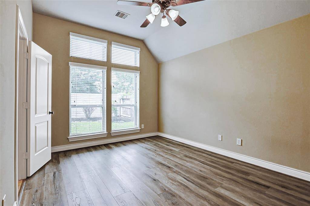 Secondary bedroom with en-suite bathroom is located away from the other rooms, giving your guest privacy.