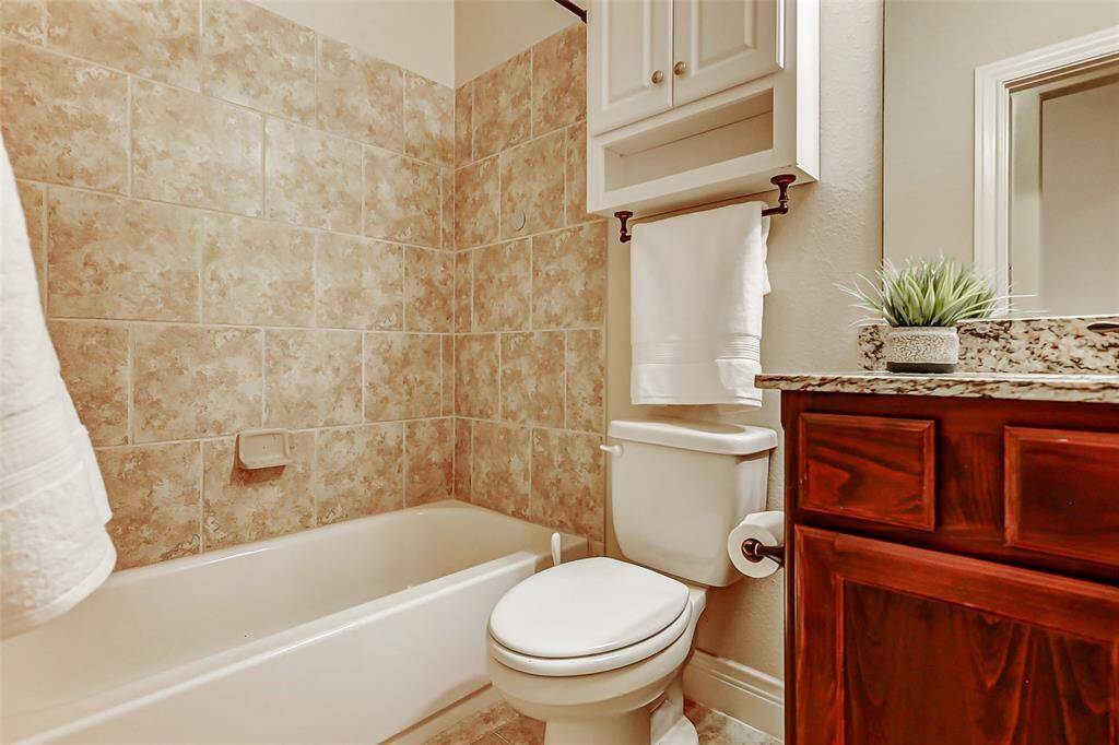 Secondary bathroom attached to the bedroom.