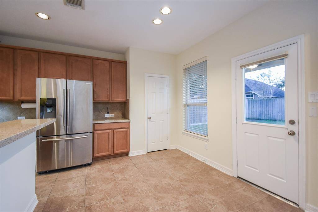 Breakfast area with view to the backyard.