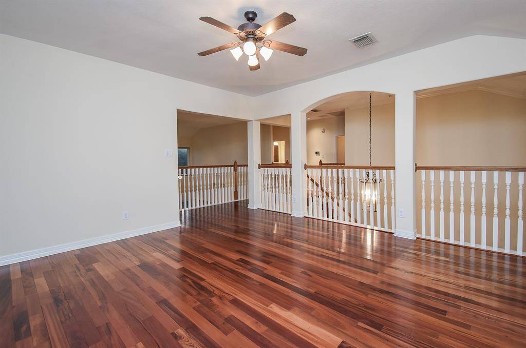 Great view to both floors!