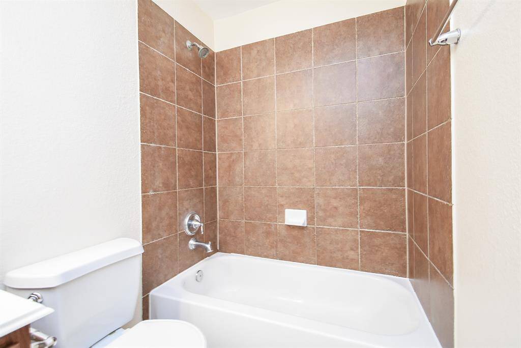 En-suite bedroom has its bathroom with tiled shower walls in excellent condition!