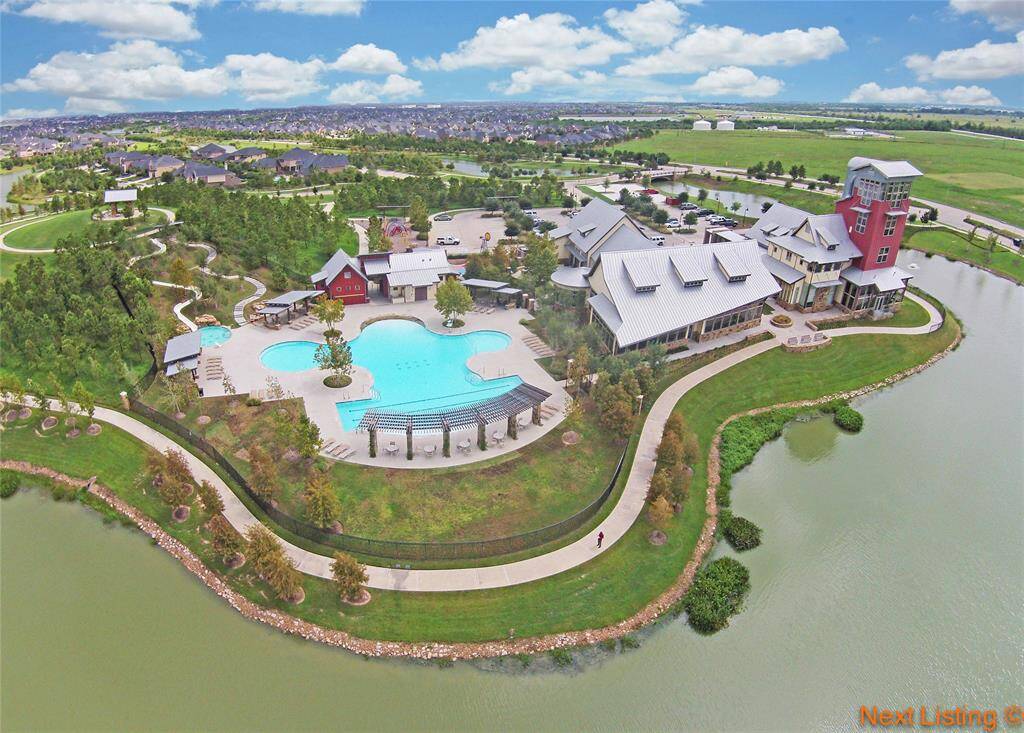 Multiples amenities are offered in this beautiful master plan community