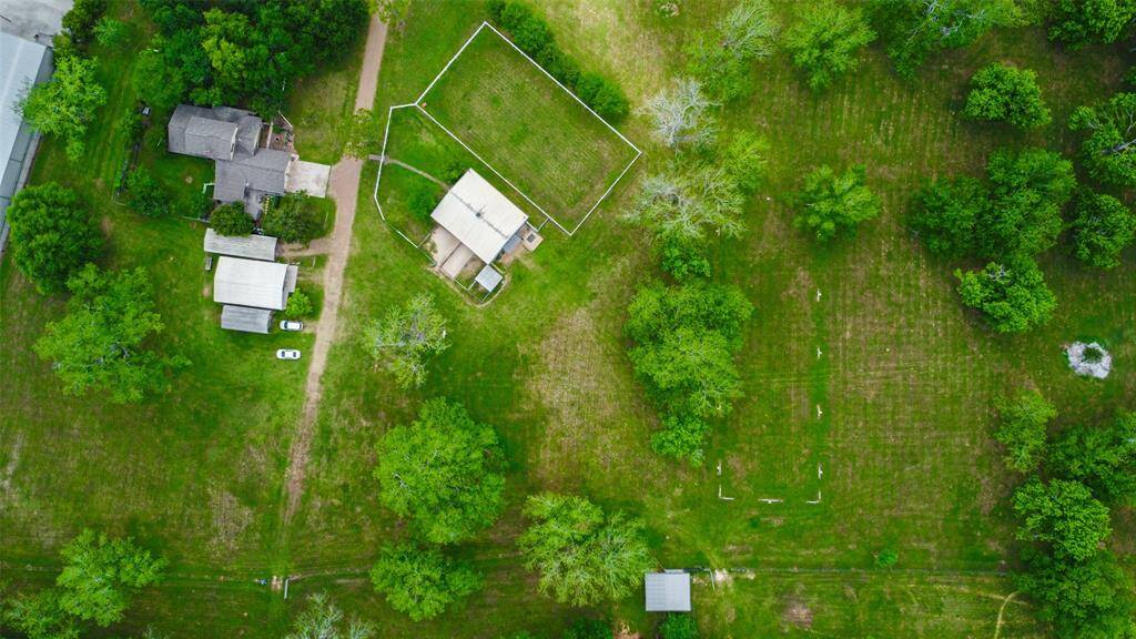 Aerial view of the structures and mature trees  and abundance of riding areas for the horses.  The gorgeous trees consist of over 100 live oaks, pecans and other soft wood trees.  "Mama" Pecan was awarded one of the largest in the county.