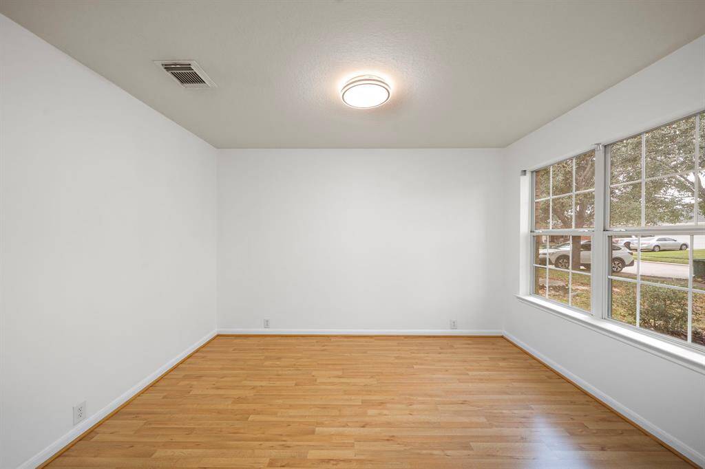 Cozy study room as soon as you enter