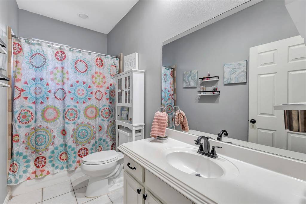 Secondary Bathroom, Downstairs