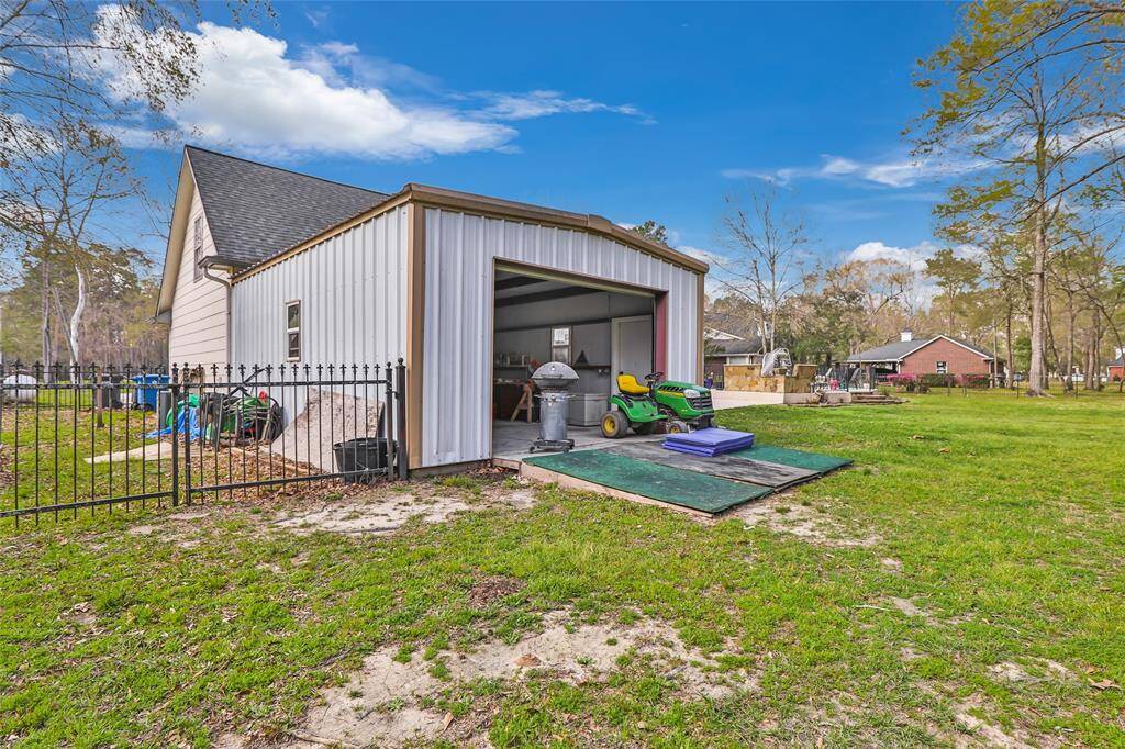 Small Extra Garage off the back of the House
