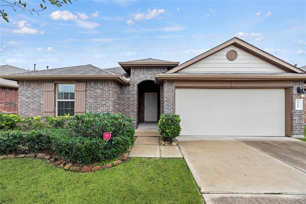 Welcome home to 29107 Jacobs River Drive in the esteemed Tamarron community in Katy!
