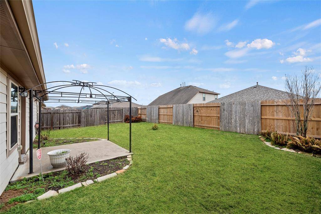 This is a great backyard for the week-end hangouts and letting the kids run around.