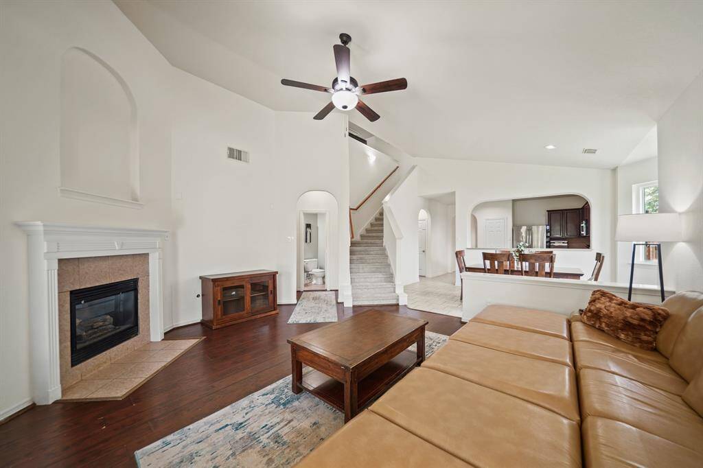 Imagine entertaining family & friends in this open floor plan while your guests mingle about the breakfast bar and nearby living space spaces!