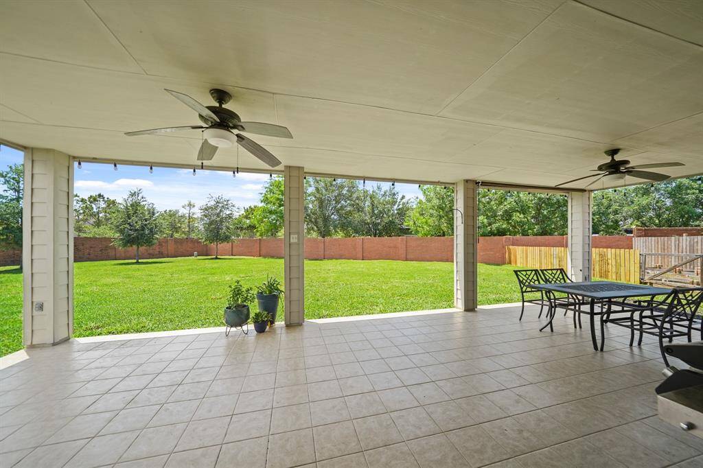 Shadow Creek Ranch is a 3,500 acre lake themed community within close proximity to all of Houston's business, sports and entertainment venues offering homeowner’s a multitude of amenities including scenic vistas of glistening lakes, the Town Square, parks, pools & splash pad, tennis courts, and miles of hike & bike trails. Welcome home to 2932 Autumnbrook Lane in the sought after master planned community of Shadow Creek Ranch!