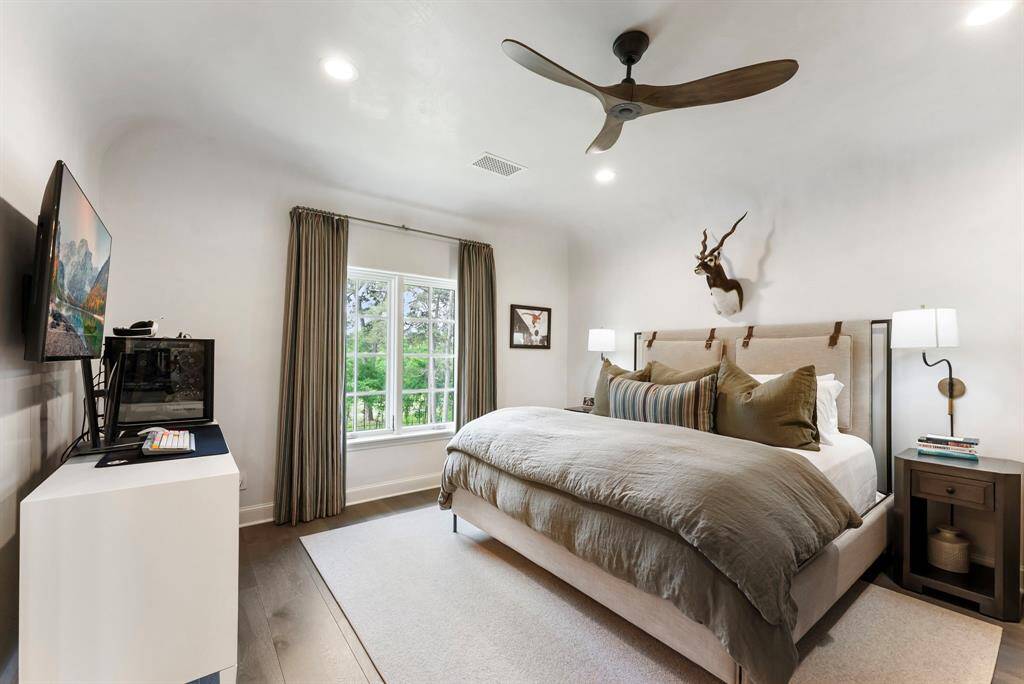 Spacious secondary bedroom with tons of natural light, cove ceiling, wood flooring and an en-suite bathroom.