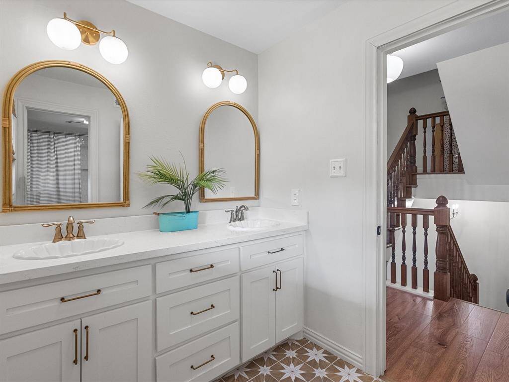 This spacious and well-appointed upstairs hallway bathroom offers ultimate convenience with double sinks, perfect for busy mornings!