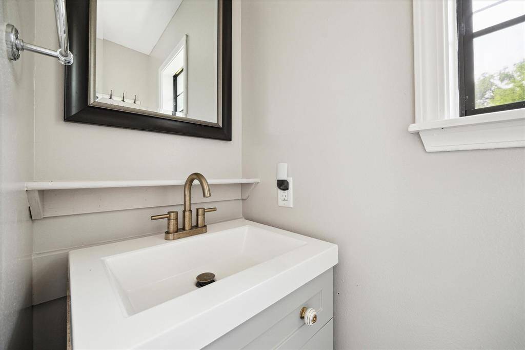 Half bath located in the garage apartment