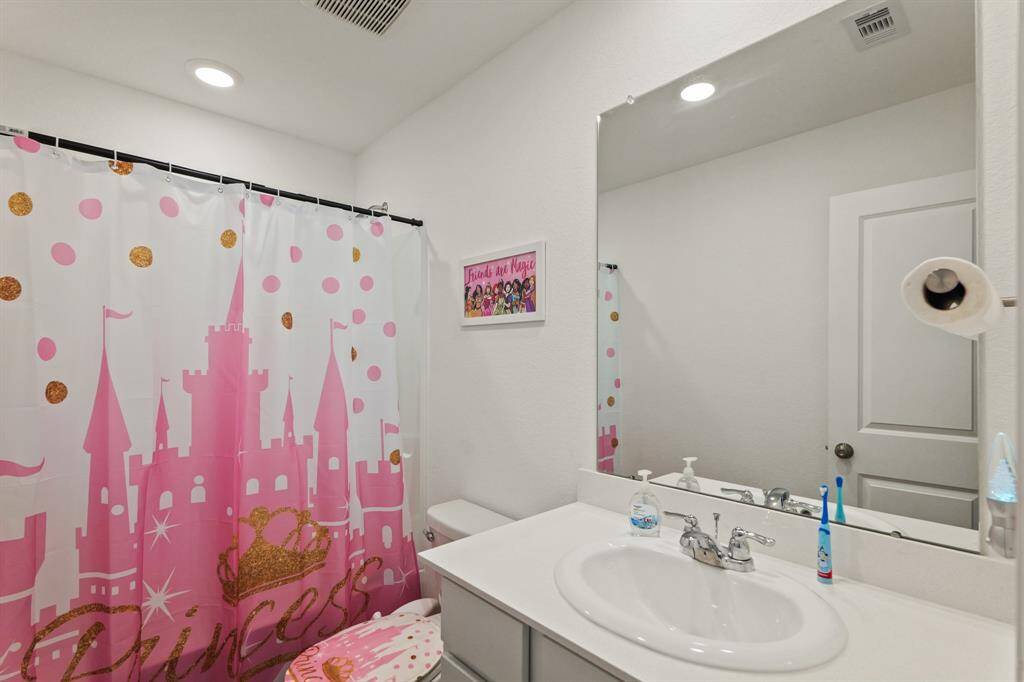 Secondary bathroom, also located on the second floor