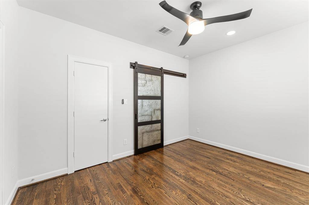 3rd bed also has barndoor