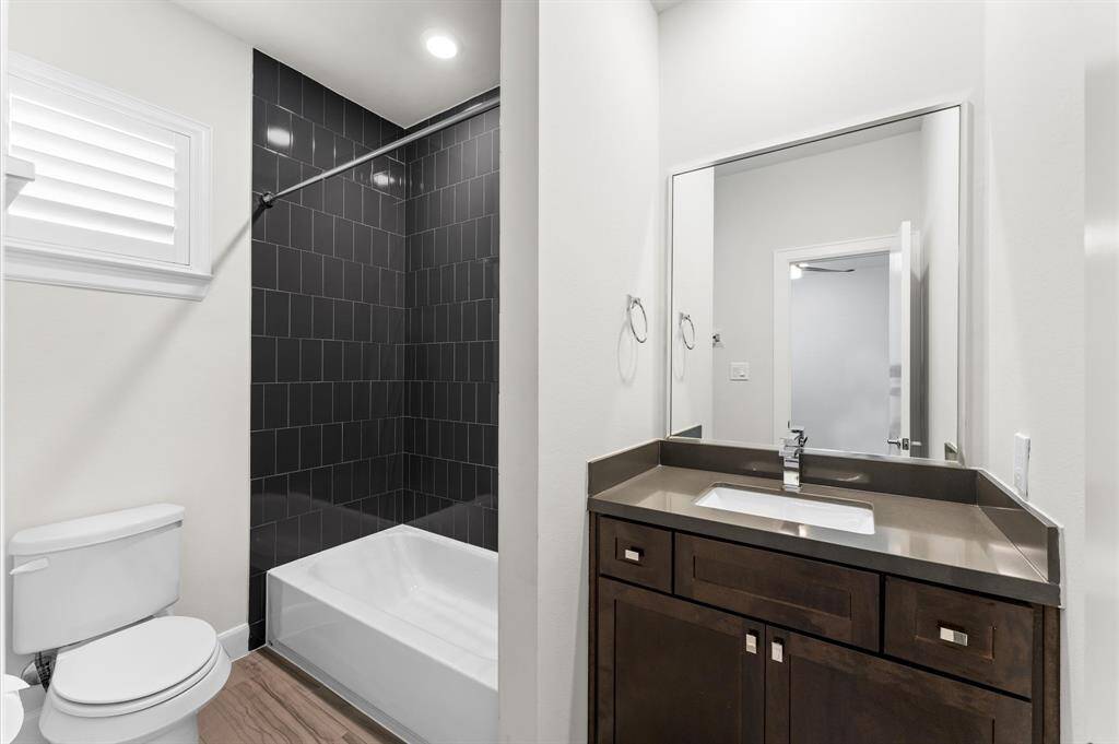 3rd bed en suite bath