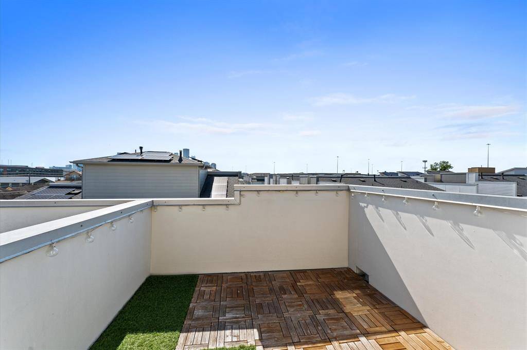 4th floor patio with views of Houston skyline
