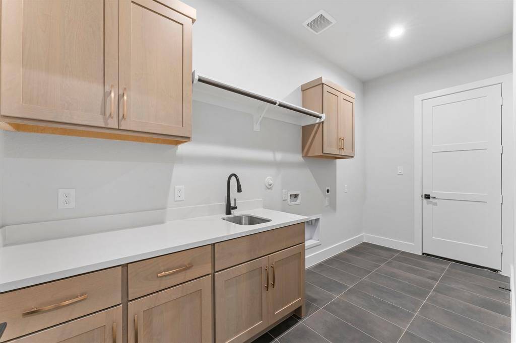 Utility Room with Washer and Dryer Connections, Sink, Drying Bar, Folding