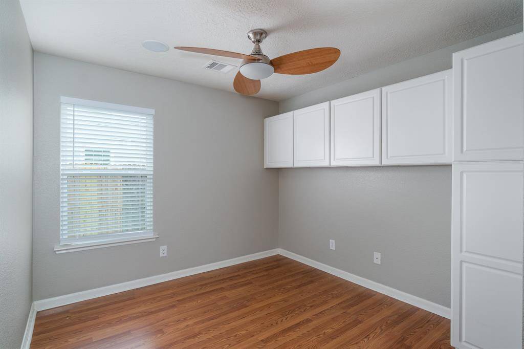 Flex room w/ built-in cabinetry & ceiling fan. Can be used for many different purposes.