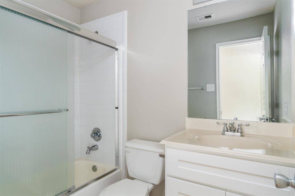 Hall bath w/ tile tub/shower combo.