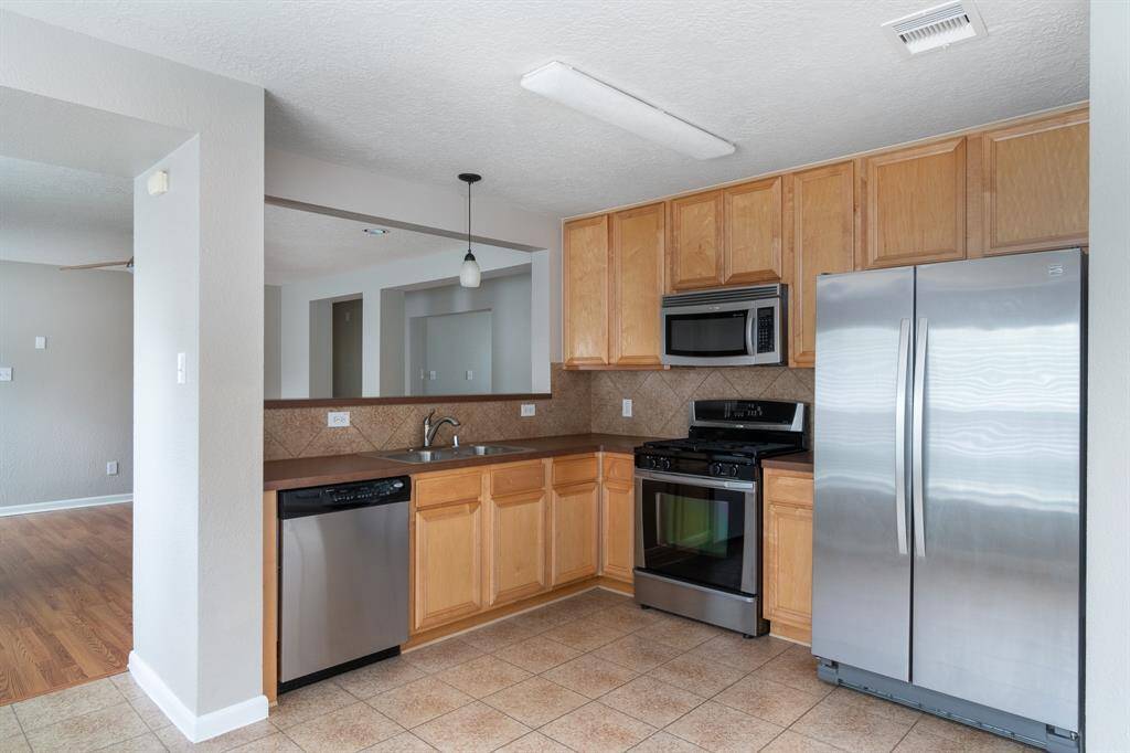 Kitchen w/ stainless appliances, fridge stays!