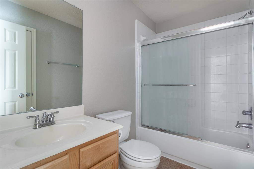 Primary bath w/ tile tub/shower combo.
