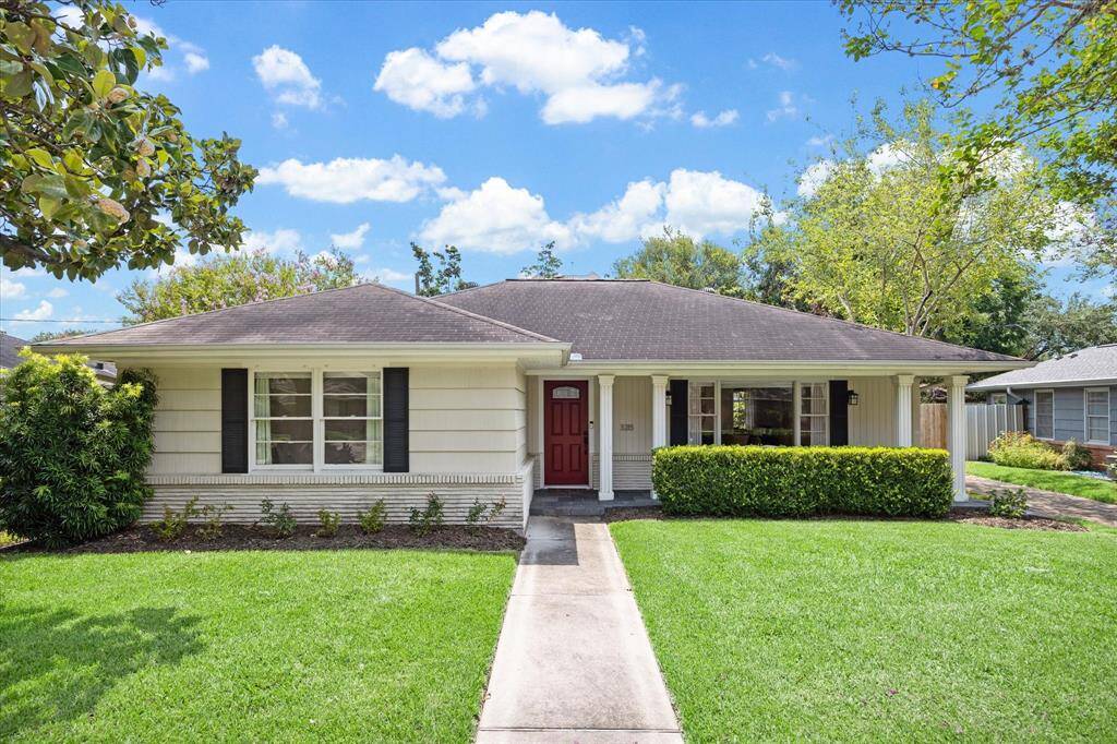 Welcome to 3215 Castlewood, located in the heart of Braeswood Place