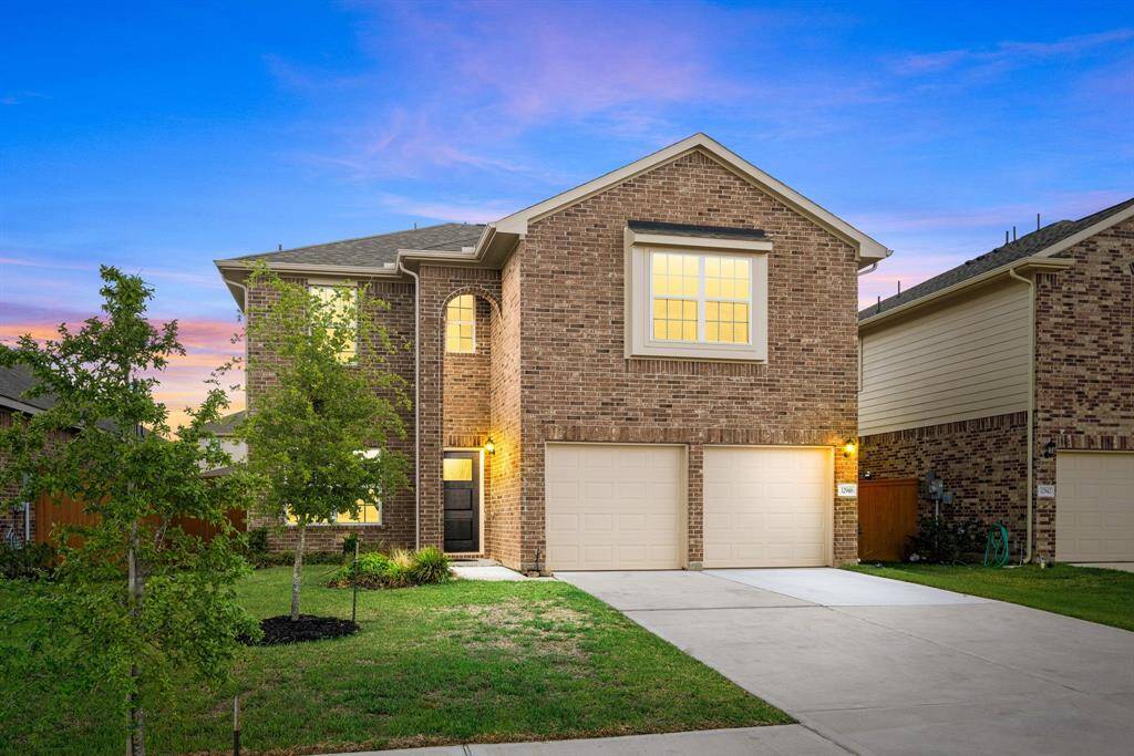 Welcome to this beauty of a home nestled in the amazing community of Vanbrooke, zoned to Lamar Consolidated ISD. This is the perfect place to settle your family into or see yourself spending a wonderful time in retirement. Vanbrooke offers amazing amenities including one of a kind community center with water park worthy pools and splashpads, fitness center, soccer fields, breathtaking lakes and gorgeous walking trails.