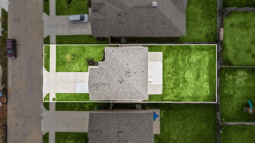 This home sits on a large lot with ample yard space in front and the back, lush landscaping and a well-maintained yard. Plenty of space to accommodate guest parking and situated on a quiet street in the Vanbrooke community.