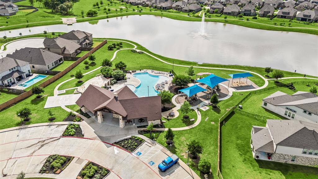 Vanbrooke is bursting with natural splendor. Whether you’re into leisurely strolls, tennis, basketball, swimming or even kayaking, Vanbrooke's system of trails, green spaces, parks, resort-style pools and playgrounds are a constant invitation to get out, explore and have fun.