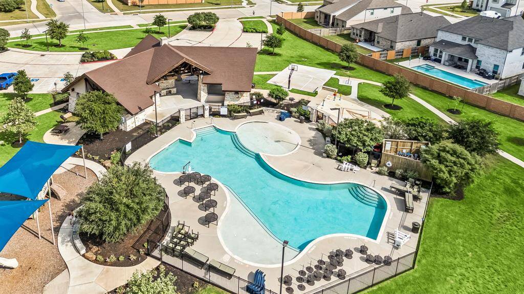 Vanbrooke is a wonderful place to enjoy life — vast green spaces, lakes, bike trails, parks and open spaces sprinkled with facilities for fun, fitness and play are among the world-class amenities waiting for you.