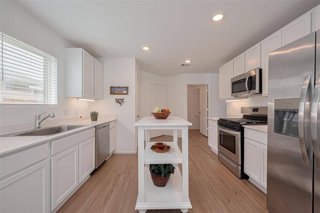 Modern kitchen equipped with elegant quartz countertops and stainless steel appliances — the perfect blend of style and modern look.