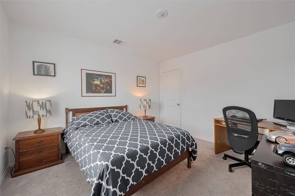 Second secondary bedroom with plenty of space and versatility — perfect as a guest room, office, or kids’ room.