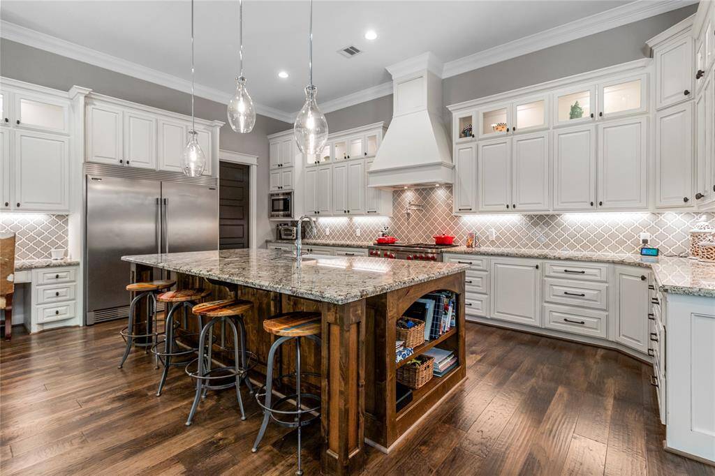The family chef will never want to leave this kitchen!