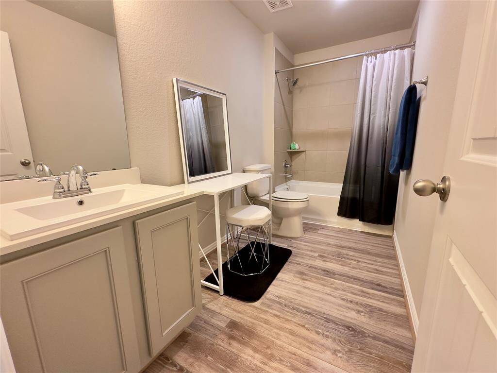 Bright and spacious full bathroom on the upper level.
