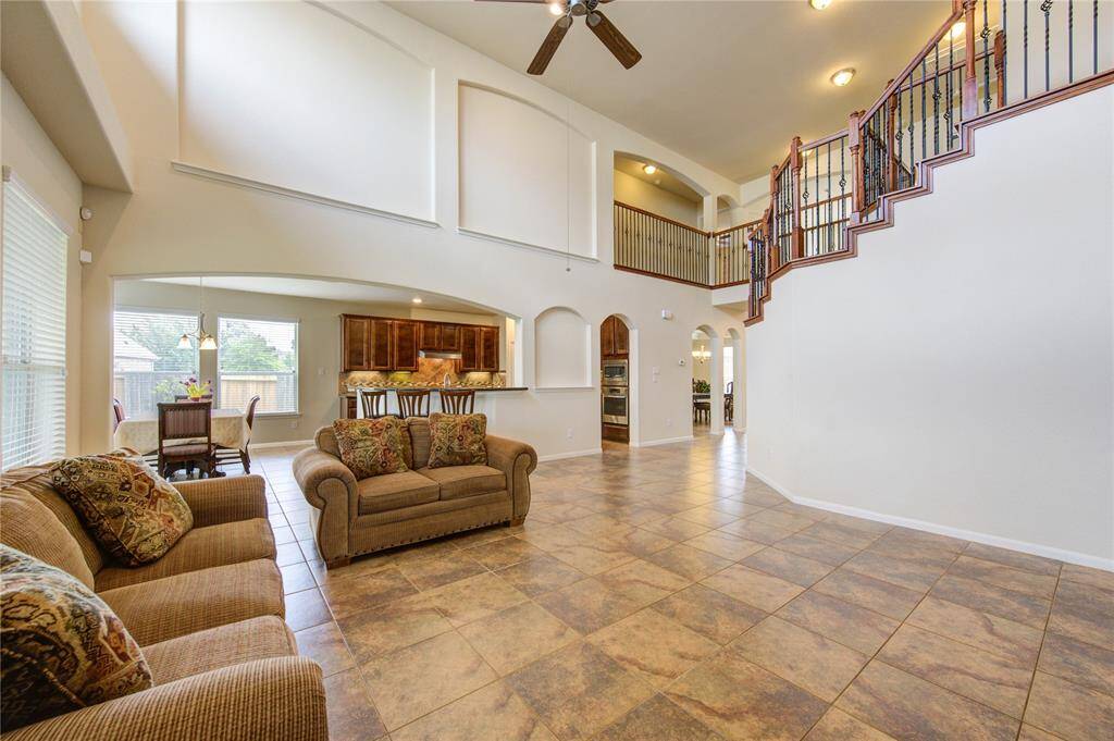 LIVING / FAMILY ROOM