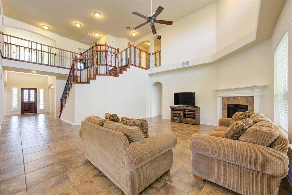 LIVING / FAMILY ROOM