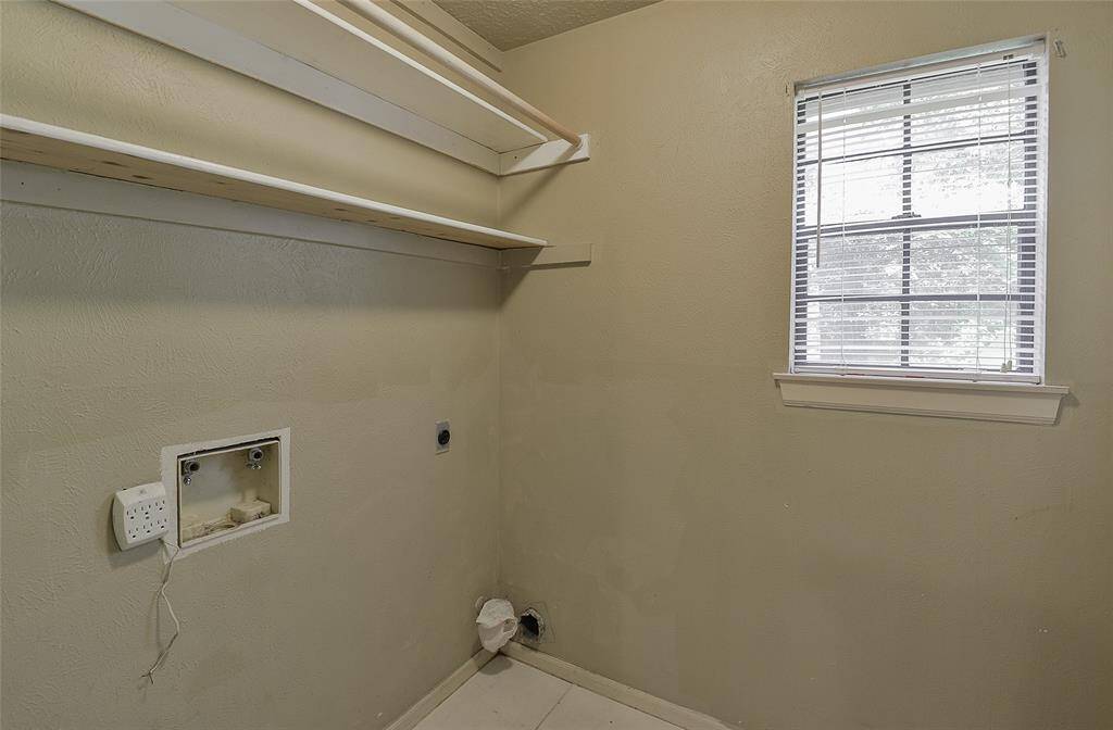 Spacious laundry room