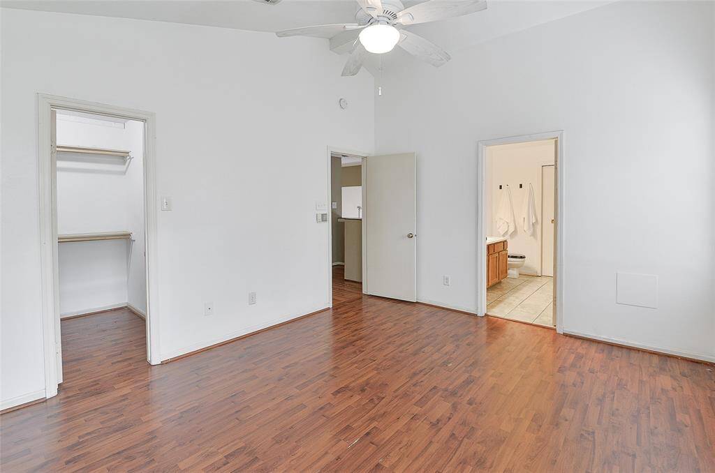 Enjoy your primary bedroom with an en suite and walk in closet.