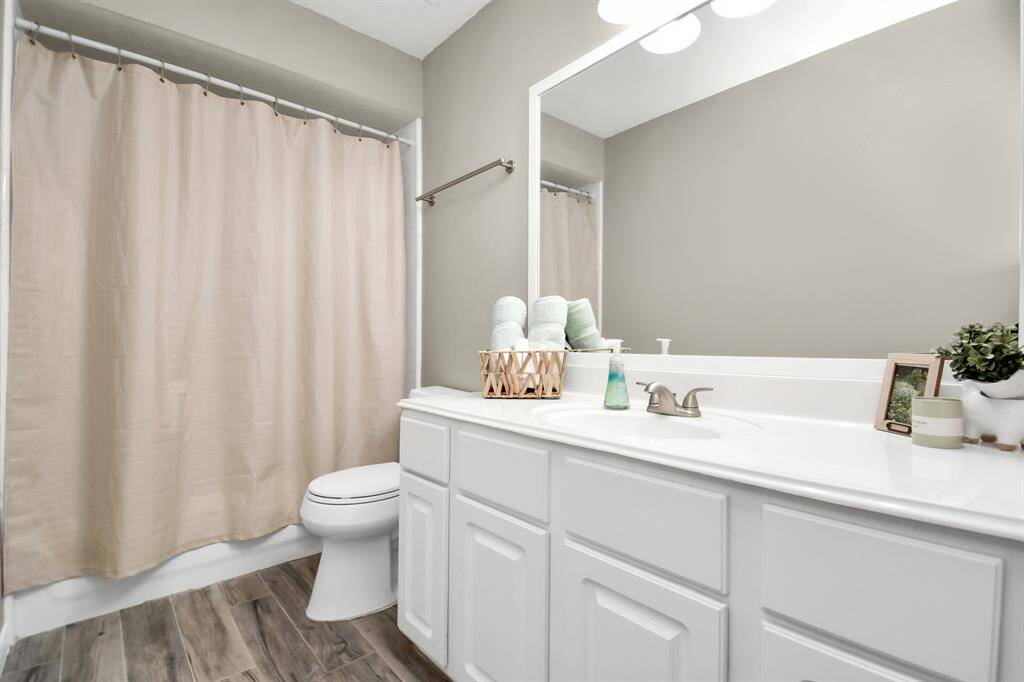 full bathroom #3