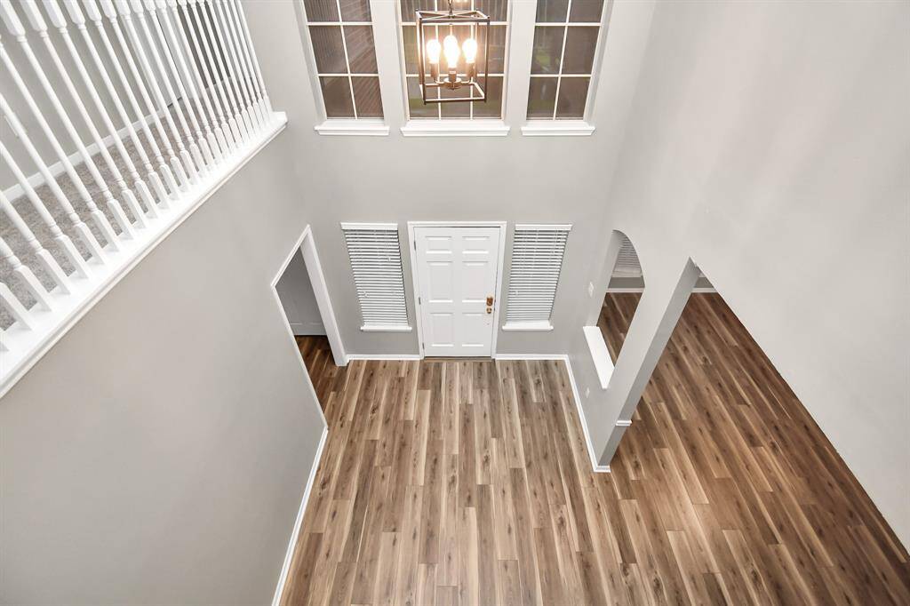 2 story ceiling in the entry way