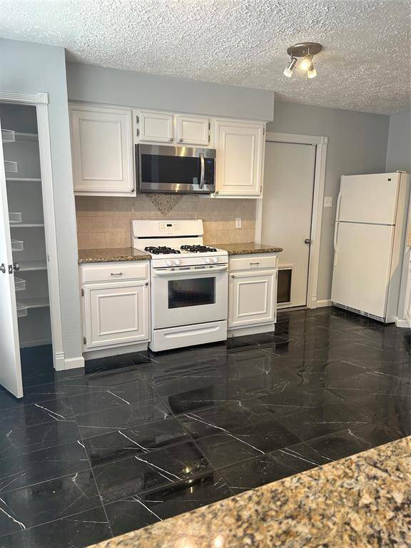 Freestanding gas oven/range