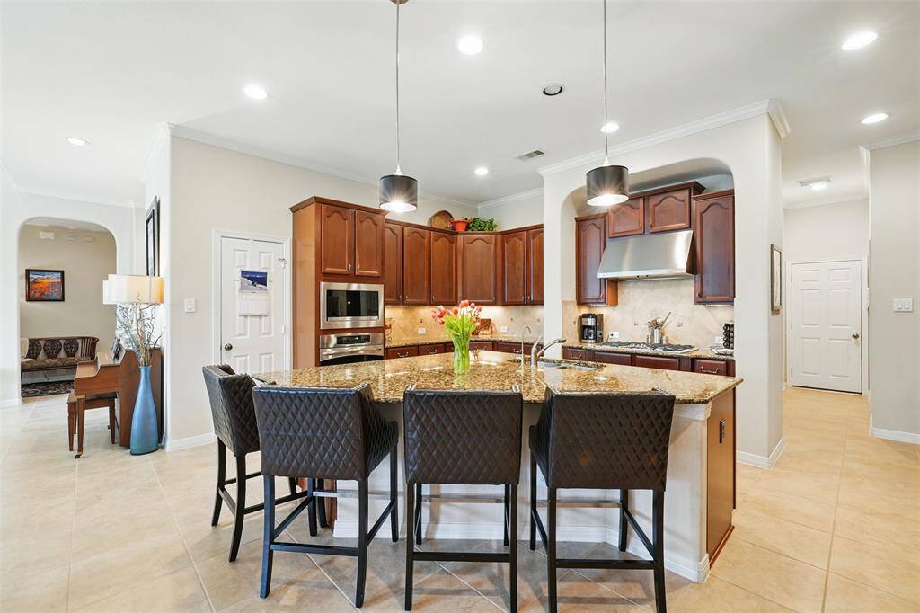 Kitchen with large island