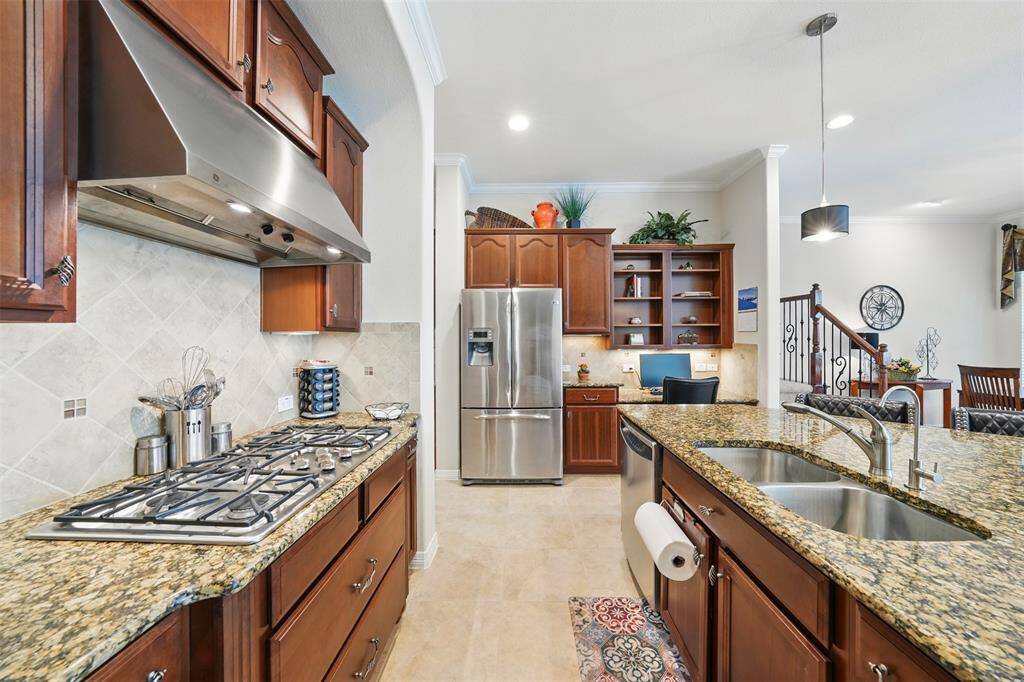 The stove and hood are placed against the wall to ensure a clean kitchen without oil and smoke.