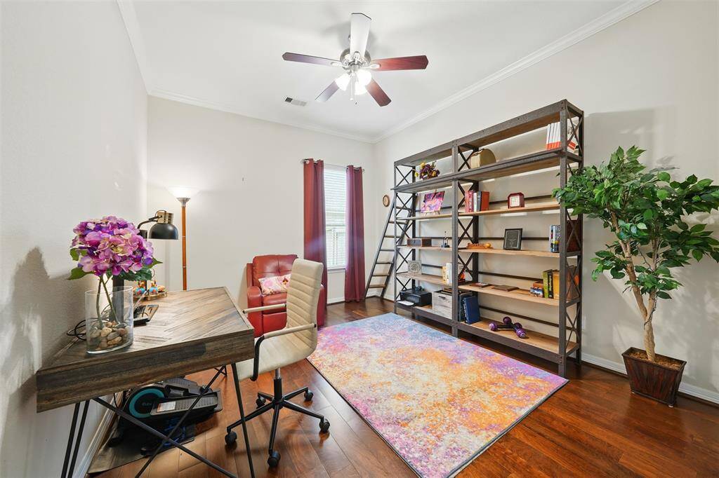 2nd bedroom suite on the 1st floor, it can be changed to an office