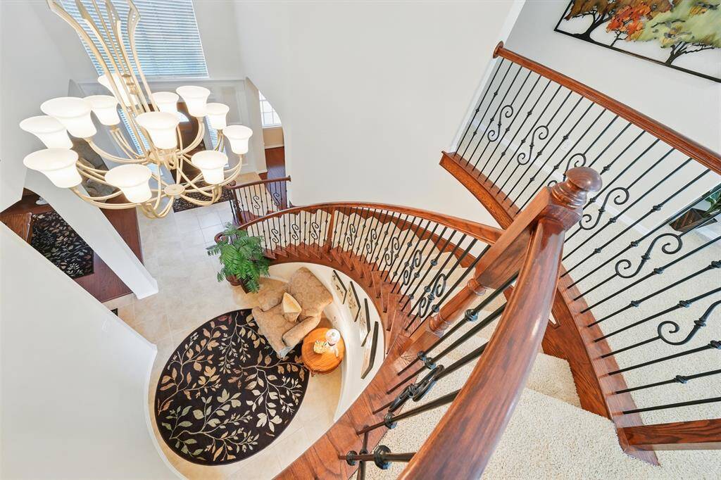 Entrance and spiral staircase takes you to the 2nd floor