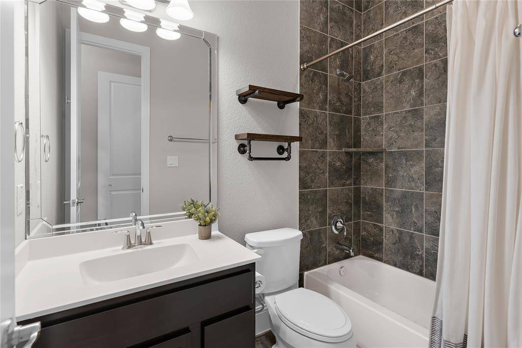 Full bathroom for the secondary bedroom.