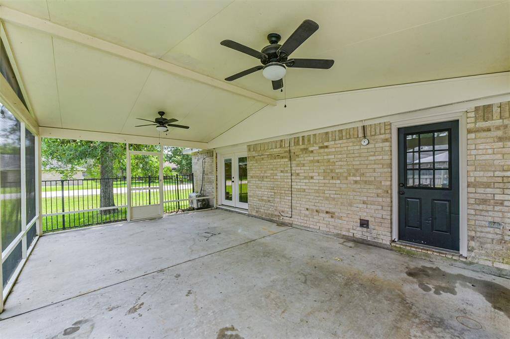 Screened-in patio (23x15) ideal for entertaining